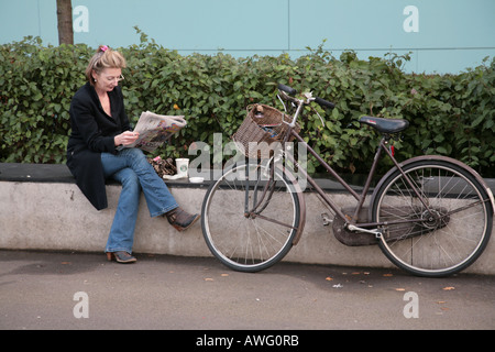 Frau Radfahrer genießen Picknick Stockfoto