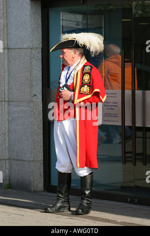 London Aquarium Mitarbeiter in Town "Cryer" Trachten gekleidet grüßt vorbeifahrenden Touristen mit Informationsbroschüren London UK Stockfoto