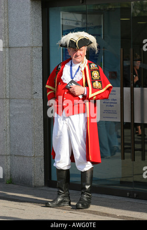 London Aquarium Mitarbeiter in Town "Cryer" Trachten gekleidet grüßt vorbeifahrenden Touristen mit Informationsbroschüren London UK Stockfoto