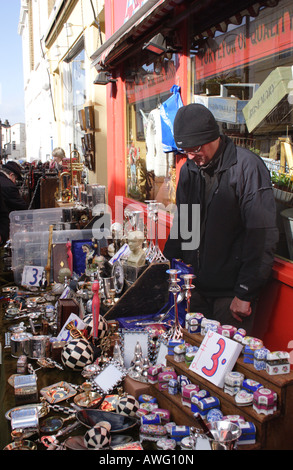 Stall vor Alices Antiquitätenladen Portobello Road London März 2008 Stockfoto