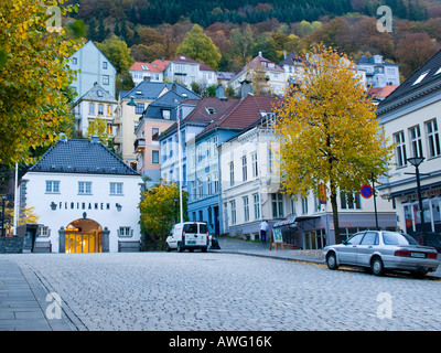 Ein Herbst Bild der Fløibahn Seilbahnstation und Umgebung in Bergen, Norwegen. Stockfoto