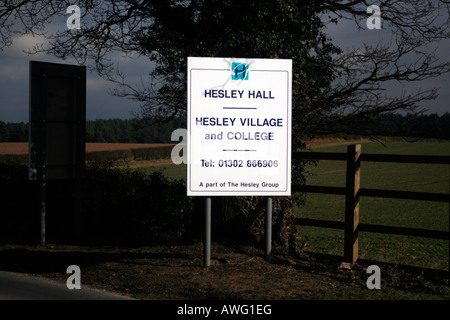 Hesley Dorf und College Teil der Hesley-Gruppe, einem speziell dafür gebauten Dorf befindet sich am Stadtrand von Doncaster das Dorf besteht aus Unterkunft für ca. 80 Bewohner mit, Häuser Wohnungen und Bungalows Restaurant Kino Village Hall Therapie Zentrum Haar Salon Bank Shop Sporthalle und Mini Markt berufliche Zentrum des Dorfes und Feld Studienzentrum Bewohner die Möglichkeit geben, eine Reihe von Fähigkeiten, einschließlich Kunsthandwerk Holzarbeiten Gartenbau Skulptur ausprobieren und vieles mehr Die Website steht ganz oben auf ökologische Nachhaltigkeit. Hesley Dorf, Doncaster, South Yorkshire, Großbritannien Stockfoto