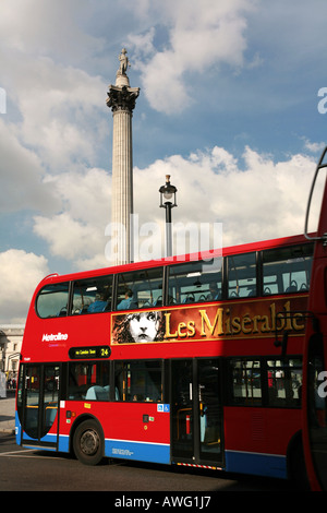 Modernen roten Londoner Doppeldeckerbus übergibt Nelsons Säule und Trafalgar Square central London England England UK Europa Eu Stockfoto