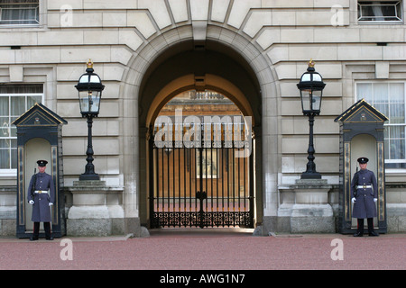 Ikonische Bild von zwei Buckingham Palace wachen auf Wache vor der Wache Hütten außerhalb des königlichen Palastes London England UK Stockfoto