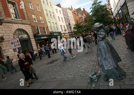 London Street Performer Pantomime unterhält Touristen auf gepflasterten Straßen außerhalb Covent Garden London England UK Großbritannien EU Stockfoto