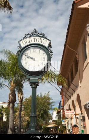CALIFORNIA Santa Barbara Large Old Town Clock auf State Street Innenstadt Einkaufsviertel Stockfoto