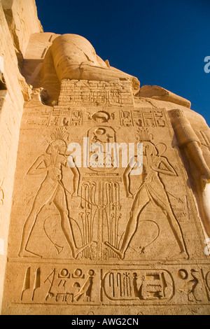 Große Tempel von Abu Simbel äußere Relief gegen blauen Himmel Nordafrika Ägypten Stockfoto