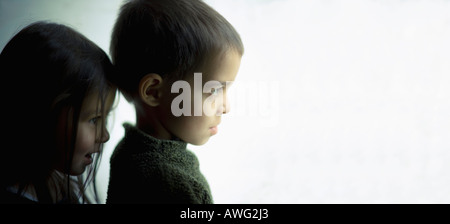 Großer Bruder und kleine Schwester Ausschau von Tür Stockfoto