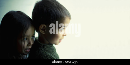 Großer Bruder und kleine Schwester Ausschau von Tür Stockfoto