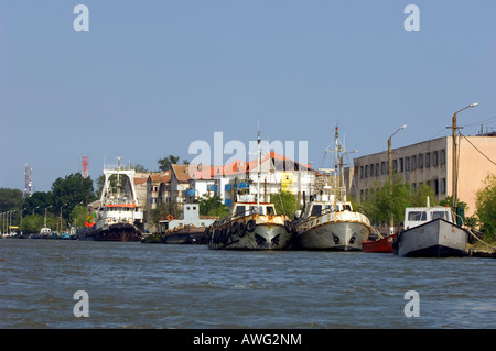 Rostige Fischerboote im Hafen, Sulina, das Donau-Delta, Rumänien Stockfoto