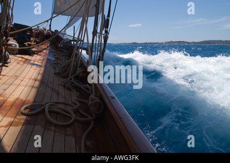 Segeln auf einer klassischen yacht Stockfoto