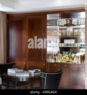 kleiner Esstisch vor ein Getränkeschrank in einer Ferienwohnung in London, Interior Design von Keech Green Stockfoto