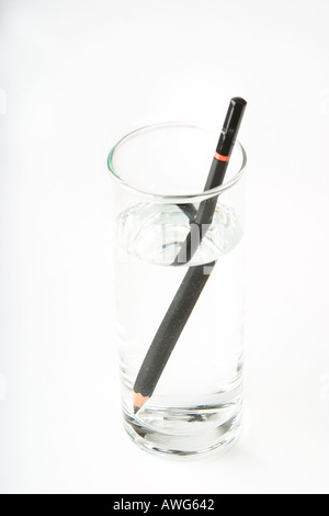 Bleistift in ein Glas Wasser, die Brechung Wirkung Stockfoto