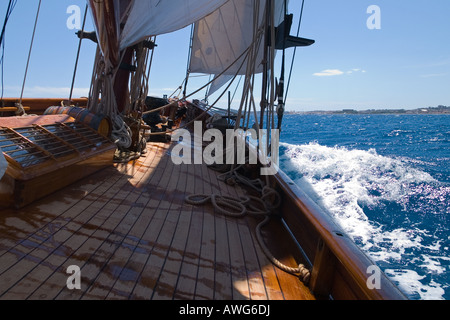 Segeln auf einer klassischen yacht Stockfoto