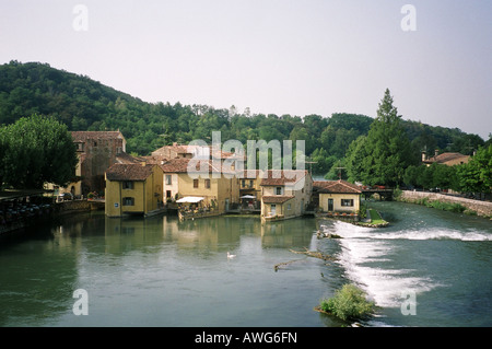 Borghetto Dorf am Fluss Minceo in der Nähe von Valeggio Sul Minceo in der Provence von Verona Italien Stockfoto