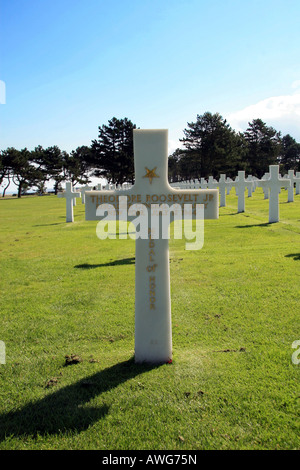 Das Grab von Brigadier General Theodore Rossevelt Jr, Ehrenmedaille Empfänger, Normandie American Cemetery, Frankreich. Stockfoto