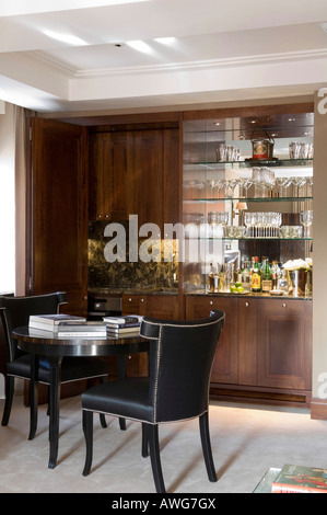 kleiner Esstisch vor Einbauschrank in einer Ferienwohnung in London, Interior Design von Keech Green Stockfoto