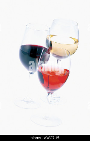 DREI GLÄSER WEIN AUF EINEM WEIßEN HINTERGRUND, ROT, WEIß UND ROSE WEINE Stockfoto