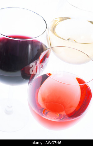 rote, weiße und rosa Weingläser auf einen sauberen, weißen Hintergrund. Stockfoto