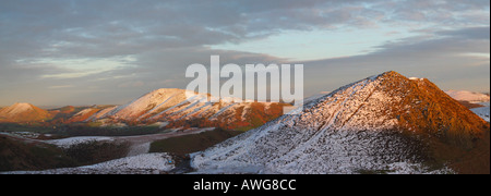 Shropshire im Winter mit der Kirche Stretton Hügeln von Long Mynd im Winter Schnee in späten Sonnenschein England GB-Großbritannien Stockfoto