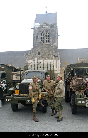 US Army 2. Weltkrieg Re-enactment St Mere Eglise Normandie Frankreich unter dem Modell der Fallschirmspringer John Steele hängen von der Kirche Stockfoto