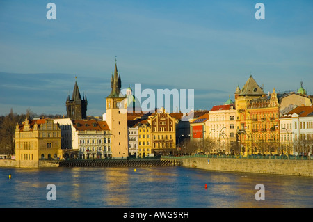 Riverside Moldau Smetana Museum und Altstadt in Prag Tschechische Republik Stockfoto
