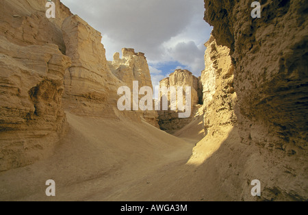 Ein Schlamm Wadi oder Gully in der Wüste am Toten Meer Stockfoto