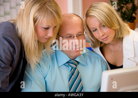 Chef und Sekretärin auf monitor Stockfoto