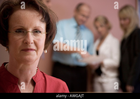 Unternehmerin, stand vor ihr team Stockfoto