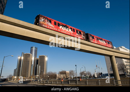 Detroit Peoplemover mit dem Renaissance Center Stockfoto