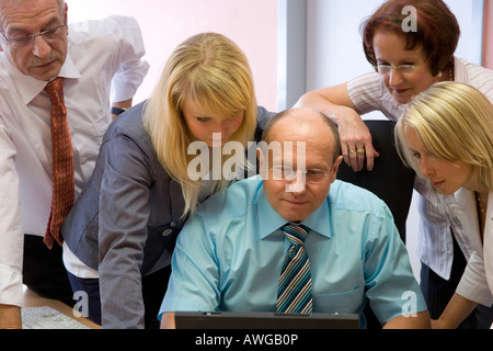 Chef und sein Team suchen Sie alle zusammen auf den Monitor Stockfoto