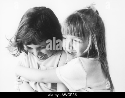 Zwei junge Mädchen ein umarmt die anderen Stockfoto