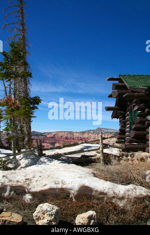 Log Cabin Stil Visitor Center mit Schnee und Kiefern am Cedar Breaks Nationaldenkmal Utah USA Amerika Stockfoto