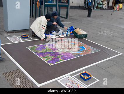 A Street-Artist in Dublin erläutert Techniken mit ein Passant. Stockfoto