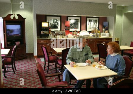 Alabama Cullman County, Cullman, Hampton Inn, Hotelhotels Unterkunft Inn Motel Motels, Frühstücksbuffetbereich, Gäste essen, Besucher reisen Stockfoto