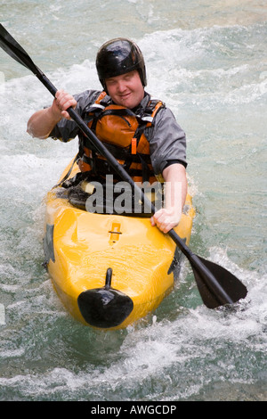 Kanu-Fahrer auf dem Fluss in den Canyon des Acheron Stockfoto