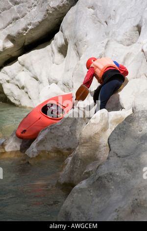 Kanu-Fahrer auf dem Fluss in den Canyon des Acheron Stockfoto