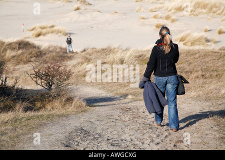 Mutter und Sohn wandern in den Dünen in der Nähe der Nordsee-Küste, Niederlande, Europa Stockfoto