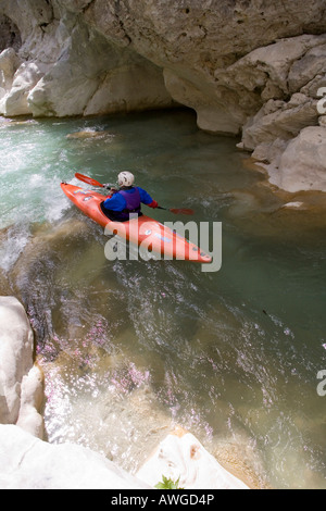 Kanu-Fahrer auf dem Fluss in den Canyon des Acheron Stockfoto