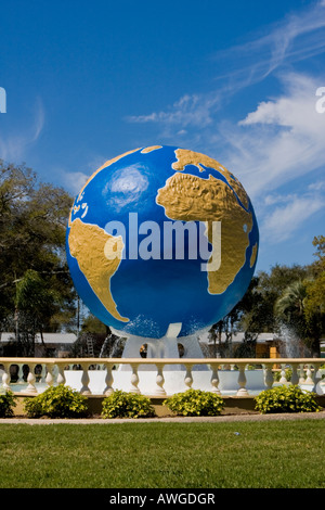 Große Welt-Statue vor der am Anfang der Weltgemeinschaft in Clearwater Florida USA Stockfoto