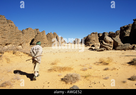 Algerische Sahara Tuareg Guide zu Fuß durch Tassili N Ajjer Felsbilder Stockfoto