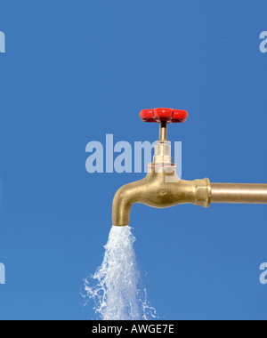 Wasser fließt aus einem Wasserhahn digital composite Stockfoto