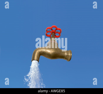 Wasser fließt aus einem Wasserhahn digital composite Stockfoto