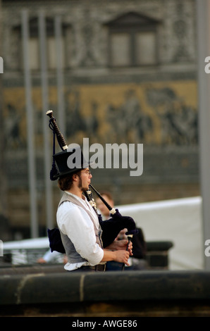 Junger Mann Playiing Dudelsack Stockfoto