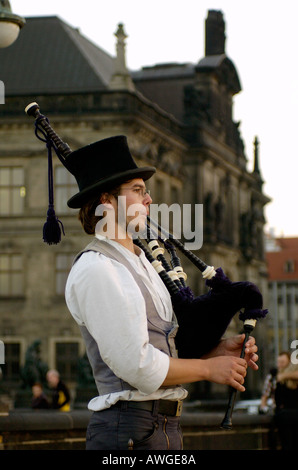 Junger Mann Playiing Dudelsack Stockfoto