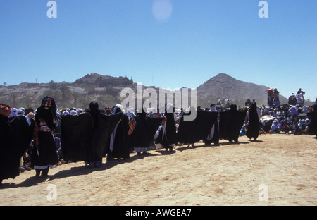 Algerische Sahara Djanet toureg Männer tanzen auf dem alten traditionellen Sebiba Festival des Frühlings Algerien Stockfoto