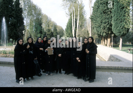 Gruppe von Studentinnen im öffentlichen Garten in der Nähe von Kerman Iran Stockfoto