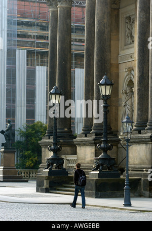 Junger Mann zu Fuß durch die Spalten der Dresden Deutschland Stockfoto