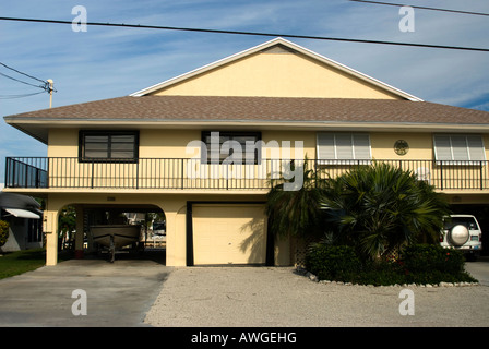 typisches Haus Wohnarchitektur einen Rahmen in den Florida Keys Urlaub Gemeinschaft mit Power motor Boot Stockfoto