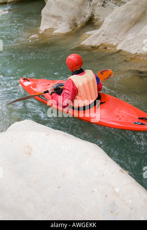 Kanu-Fahrer auf dem Fluss in den Canyon des Acheron Stockfoto